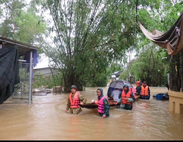  Công an cứu dân trong lũ dữ ở miền Trung  - Ảnh 2.