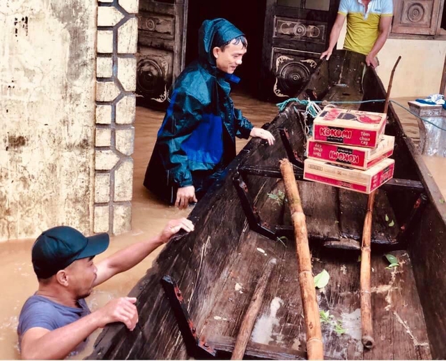 Tình người mùa mưa lũ: Người con xứ Nghệ tự bỏ tiền mua 5.000 thùng mì, lái xe ròng rã 5 ngày qua 3 tỉnh miền Trung để hỗ trợ đồng bào vùng thiên tai - Ảnh 3.