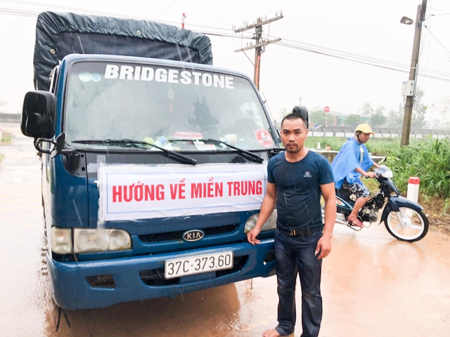 Tình người mùa mưa lũ: Người con xứ Nghệ tự bỏ tiền mua 5.000 thùng mì, lái xe ròng rã 5 ngày qua 3 tỉnh miền Trung để hỗ trợ đồng bào vùng thiên tai - Ảnh 1.