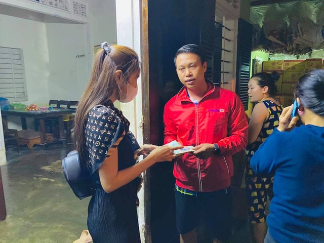 Phỏng vấn nóng Thuỷ Tiên đến Huế cứu trợ miền Trung: Đã kêu gọi được hơn 8 tỷ, bán hết hột xoàn làm từ thiện và chưa kịp báo chồng - Ảnh 4.