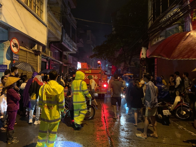 Cháy cơ sở kinh doanh ga ở Hà Nội, 5 người bị mắc kẹt bên trong - Ảnh 2.