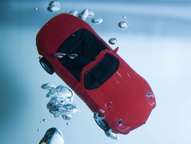 Xe ô tô chìm dưới nước, bạn chỉ có 1 phút để làm điều này nếu muốn sống sót - Ảnh 1.