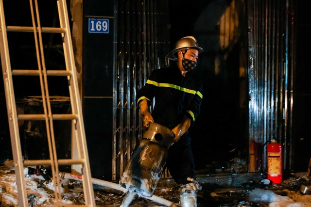 Cháy cơ sở kinh doanh ga ở Hà Nội, 5 người bị mắc kẹt bên trong - Ảnh 3.