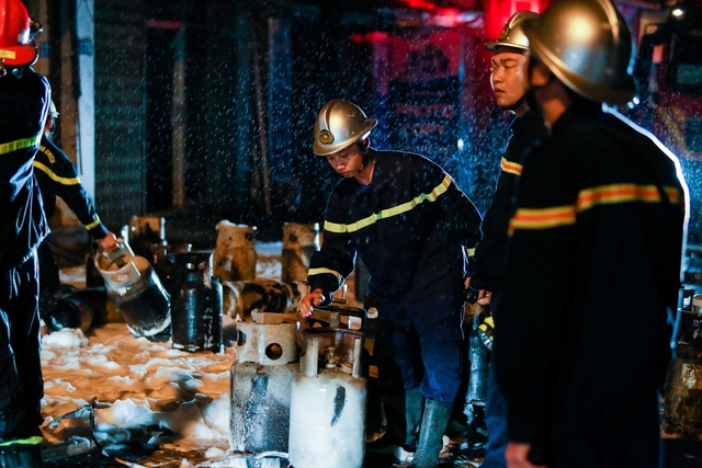 Cháy cơ sở kinh doanh ga ở Hà Nội, 5 người bị mắc kẹt bên trong - Ảnh 6.