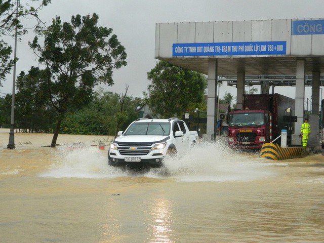  Cận cảnh nước lũ tràn qua quốc lộ 1 buộc BOT Quảng Trị phải xả trạm  - Ảnh 7.