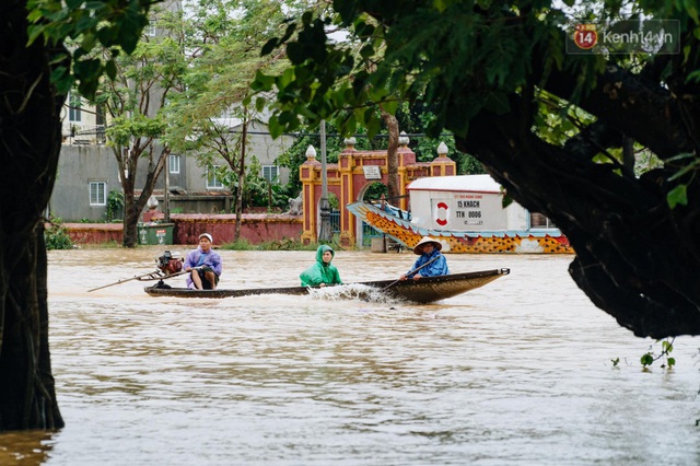 Mất điện, nước lũ gây ngập nặng, người dân Huế kiệt sức: “Chưa có năm nào khắc nghiệt như năm nay” - Ảnh 1.