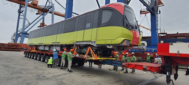 Cận cảnh đoàn tàu đầu tiên tuyến metro Nhổn-ga Hà Nội về tới cảng Hải Phòng  - Ảnh 1.