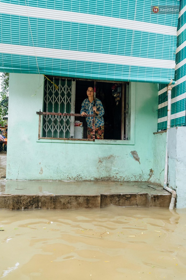 Mất điện, nước lũ gây ngập nặng, người dân Huế kiệt sức: “Chưa có năm nào khắc nghiệt như năm nay” - Ảnh 11.