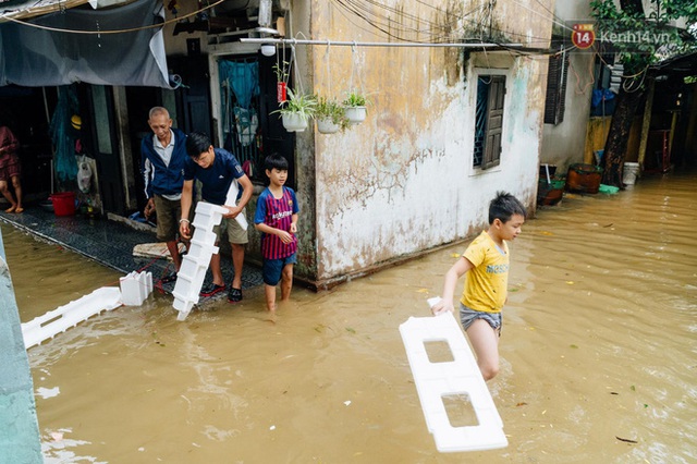 Mất điện, nước lũ gây ngập nặng, người dân Huế kiệt sức: “Chưa có năm nào khắc nghiệt như năm nay” - Ảnh 19.