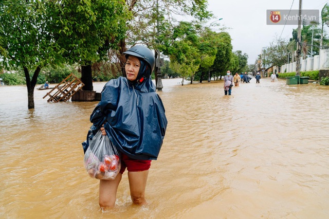 Mất điện, nước lũ gây ngập nặng, người dân Huế kiệt sức: “Chưa có năm nào khắc nghiệt như năm nay” - Ảnh 21.