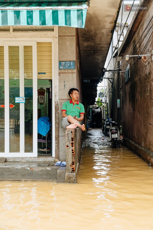 Mất điện, nước lũ gây ngập nặng, người dân Huế kiệt sức: “Chưa có năm nào khắc nghiệt như năm nay” - Ảnh 22.