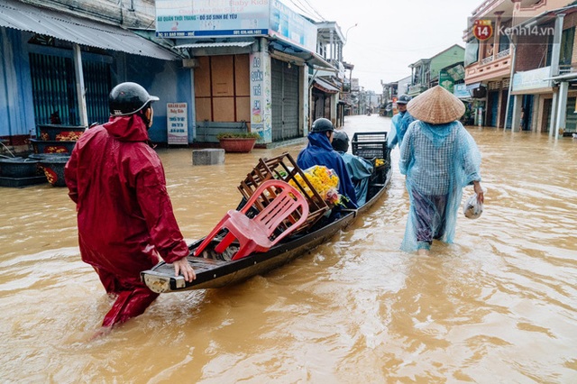 Mất điện, nước lũ gây ngập nặng, người dân Huế kiệt sức: “Chưa có năm nào khắc nghiệt như năm nay” - Ảnh 25.