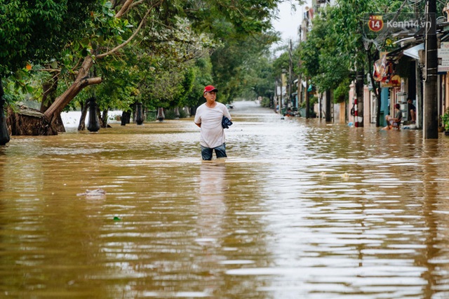 Mất điện, nước lũ gây ngập nặng, người dân Huế kiệt sức: “Chưa có năm nào khắc nghiệt như năm nay” - Ảnh 4.