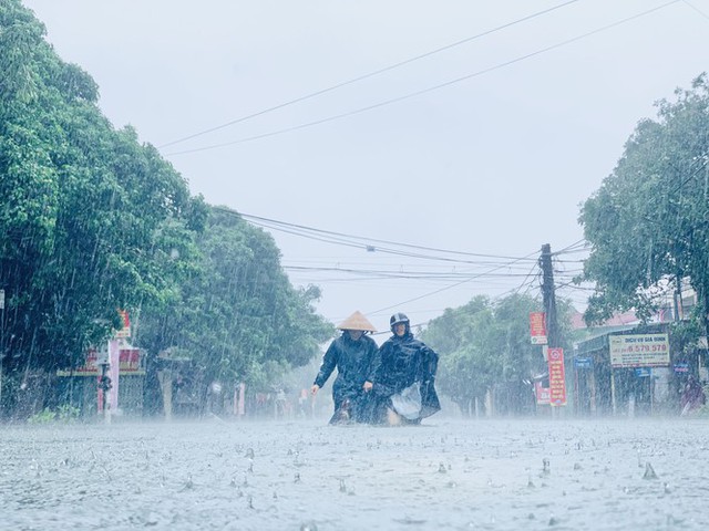 Mưa trắng trời, TP Hà Tĩnh chìm trong ngập lụt lịch sử chưa từng có - Ảnh 1.