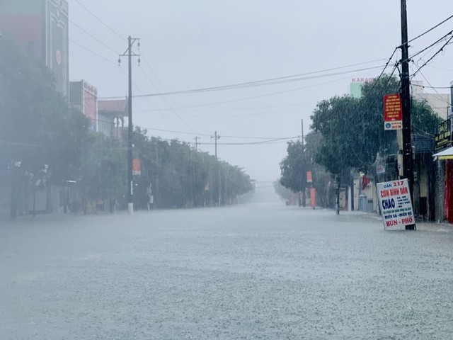 Mưa trắng trời, TP Hà Tĩnh chìm trong ngập lụt lịch sử chưa từng có - Ảnh 2.
