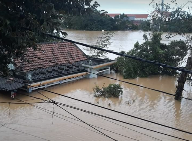 Quảng Bình: Bệnh viện chìm trong biển nước, sản phụ phải chuyển lên khoa Hồi sức tránh lũ, bệnh nhân và bác sĩ chia nhau phần thức ăn ít ỏi - Ảnh 1.