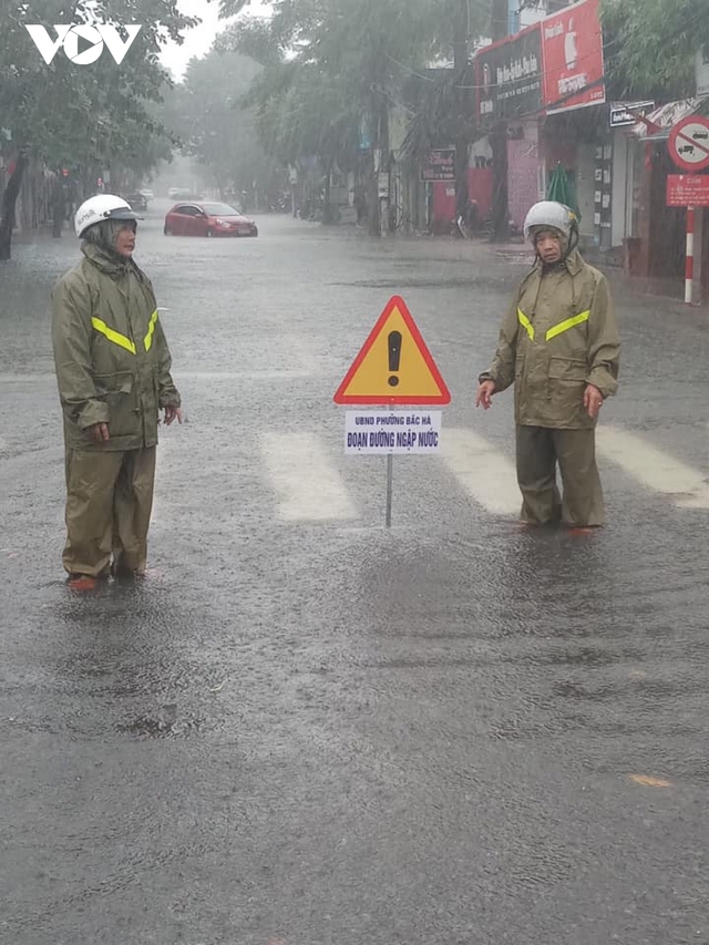 Công an Hà Tĩnh dầm mình trong mưa lũ cõng dân đi sơ tán - Ảnh 3.