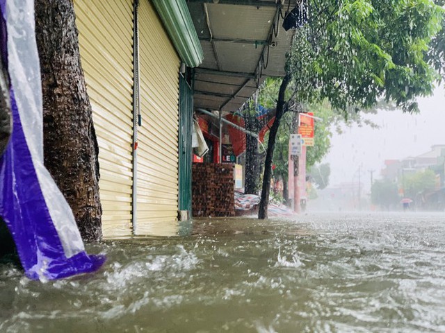 Mưa trắng trời, TP Hà Tĩnh chìm trong ngập lụt lịch sử chưa từng có - Ảnh 11.