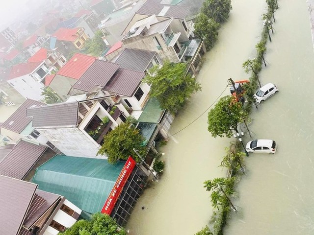 Mưa trắng trời, TP Hà Tĩnh chìm trong ngập lụt lịch sử chưa từng có - Ảnh 13.
