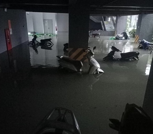 Mưa trắng trời, TP Hà Tĩnh chìm trong ngập lụt lịch sử chưa từng có - Ảnh 15.