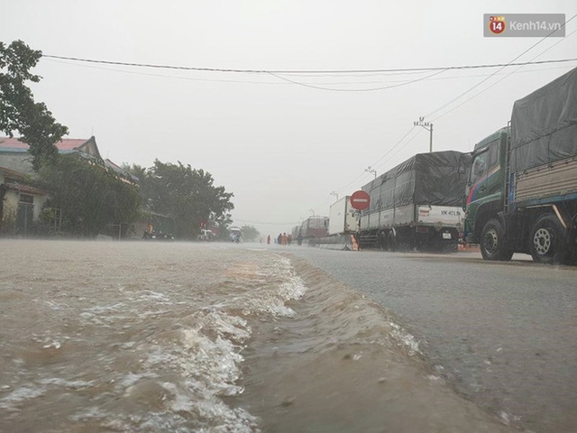 Ảnh: Mưa lũ lịch sử ở Quảng Bình, nước ngập quốc lộ 1A hơn một mét, xe cộ chôn chân hàng km - Ảnh 16.