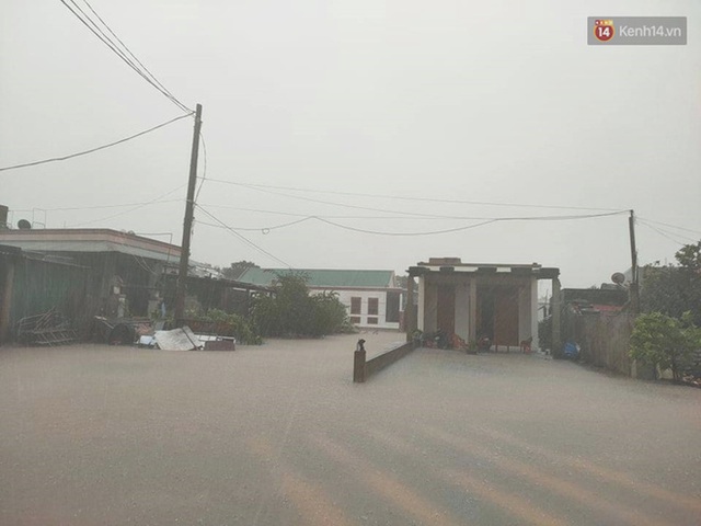 Ảnh: Mưa lũ lịch sử ở Quảng Bình, nước ngập quốc lộ 1A hơn một mét, xe cộ chôn chân hàng km - Ảnh 17.