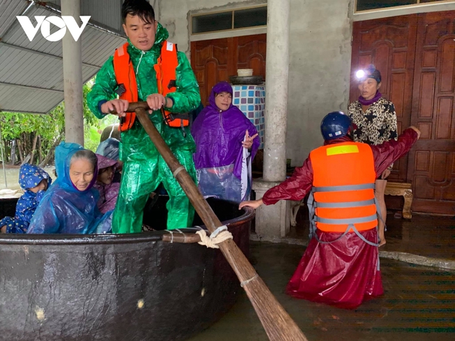 Công an Hà Tĩnh dầm mình trong mưa lũ cõng dân đi sơ tán - Ảnh 5.