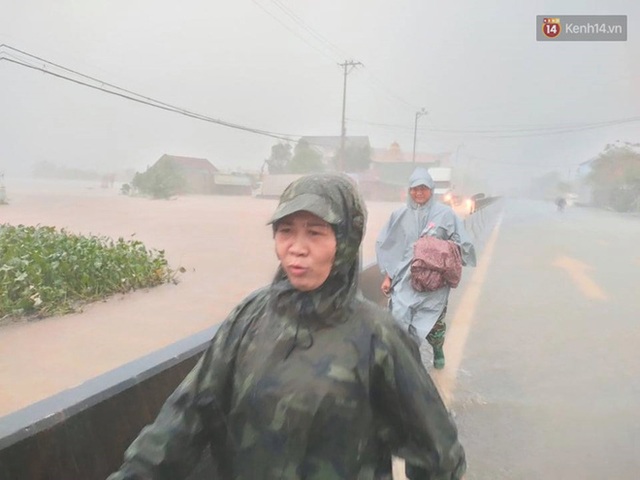 Ảnh: Mưa lũ lịch sử ở Quảng Bình, nước ngập quốc lộ 1A hơn một mét, xe cộ chôn chân hàng km - Ảnh 5.