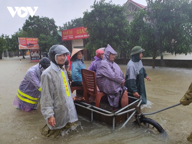 Công an Hà Tĩnh dầm mình trong mưa lũ cõng dân đi sơ tán - Ảnh 8.