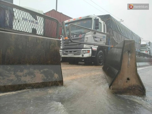 Ảnh: Mưa lũ lịch sử ở Quảng Bình, nước ngập quốc lộ 1A hơn một mét, xe cộ chôn chân hàng km - Ảnh 8.