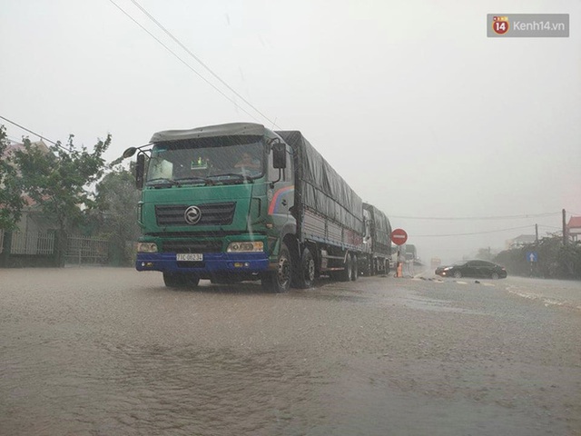 Ảnh: Mưa lũ lịch sử ở Quảng Bình, nước ngập quốc lộ 1A hơn một mét, xe cộ chôn chân hàng km - Ảnh 9.