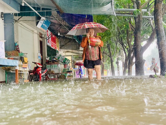 Mưa trắng trời, TP Hà Tĩnh chìm trong ngập lụt lịch sử chưa từng có - Ảnh 9.