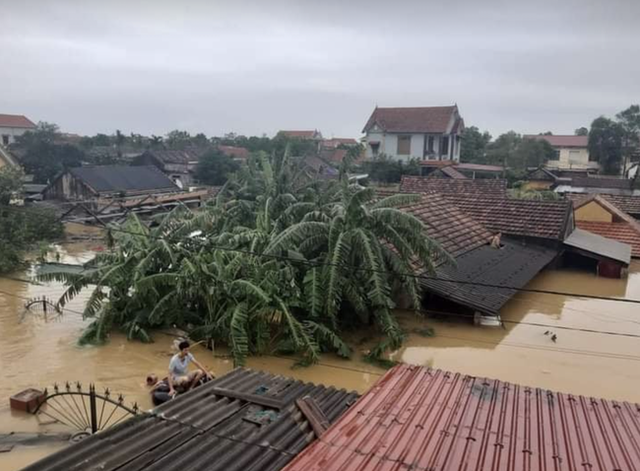 Quảng Bình: Bệnh viện chìm trong biển nước, sản phụ phải chuyển lên khoa Hồi sức tránh lũ, bệnh nhân và bác sĩ chia nhau phần thức ăn ít ỏi - Ảnh 9.