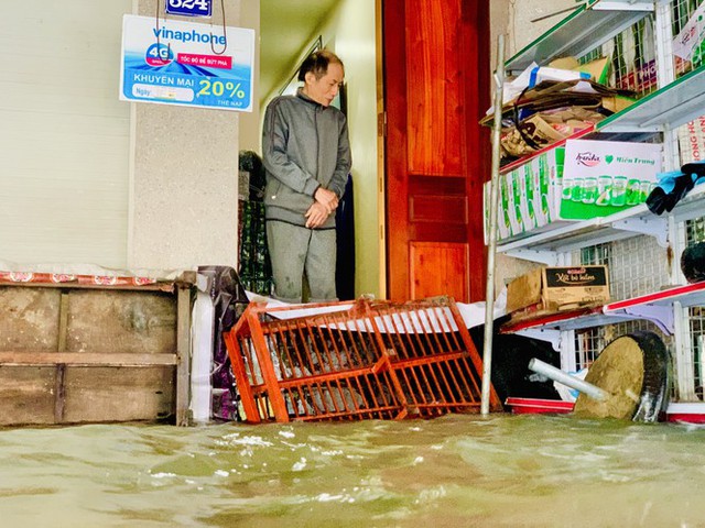 Mưa trắng trời, TP Hà Tĩnh chìm trong ngập lụt lịch sử chưa từng có - Ảnh 10.