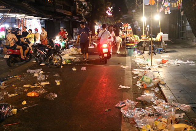 Phố Hàng Mã ngập trong biển rác sau đêm Trung thu - Ảnh 11.