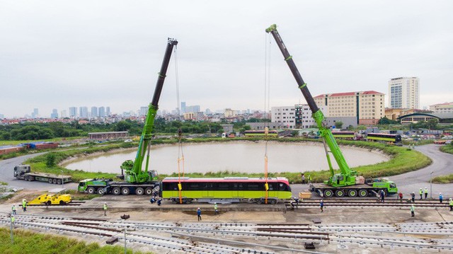  CLIP: Cận cảnh đoàn tàu đường sắt bằng hợp kim nhôm do Pháp sản xuất về đến Hà Nội  - Ảnh 3.