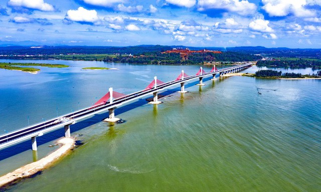  Cây cầu lớn nhất tỉnh Quảng Ngãi được thông xe  - Ảnh 2.