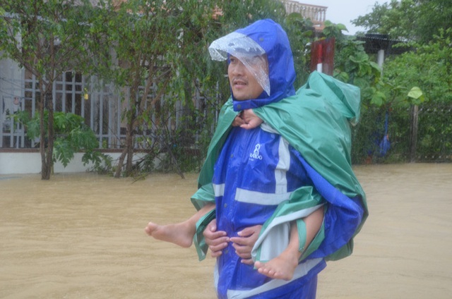  Dân Quảng Bình lùa trâu lên quốc lộ tránh lũ, cứu hộ chạy đua giải cứu bà cụ gãy chân tay kẹt trong nước - Ảnh 12.