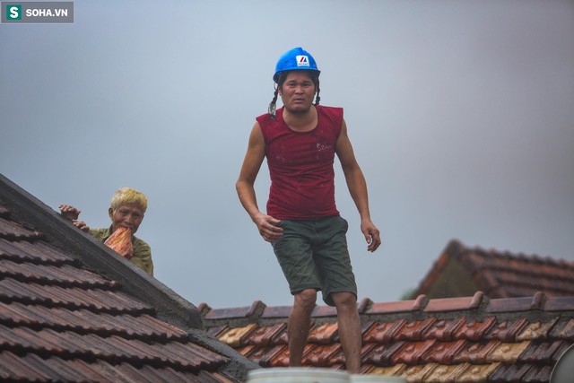  Những cánh tay ‘cầu cứu’ từ mái nhà trong cơn lũ lịch sử ở Quảng Bình - Ảnh 13.