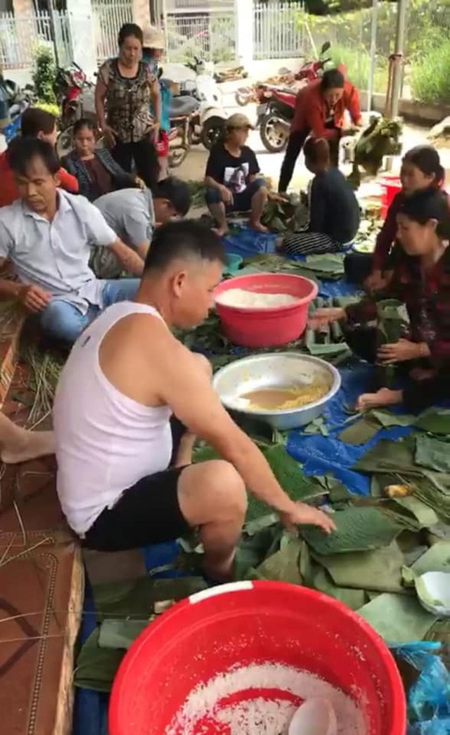 Người dân nhiều tỉnh thành chung tay gói hàng ngàn chiếc bánh chưng, bánh tét cứu trợ khúc ruột miền Trung - Ảnh 14.