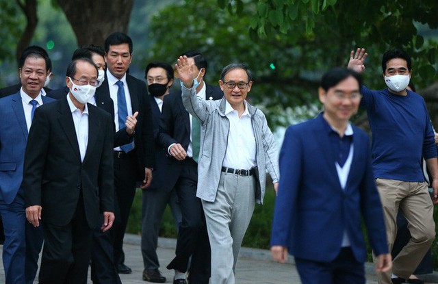 Thủ tướng Nhật Bản Suga Yoshihide đi dạo Hồ Gươm trước khi rời Việt Nam  - Ảnh 3.