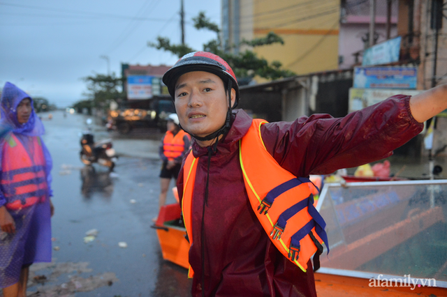 Theo chân đoàn cứu trợ đạp nước dữ vào tâm lũ Quảng Bình tiếp tế cho người dân bị cô lập: Bao nhiêu vất vả bấy nhiêu tình! - Ảnh 21.