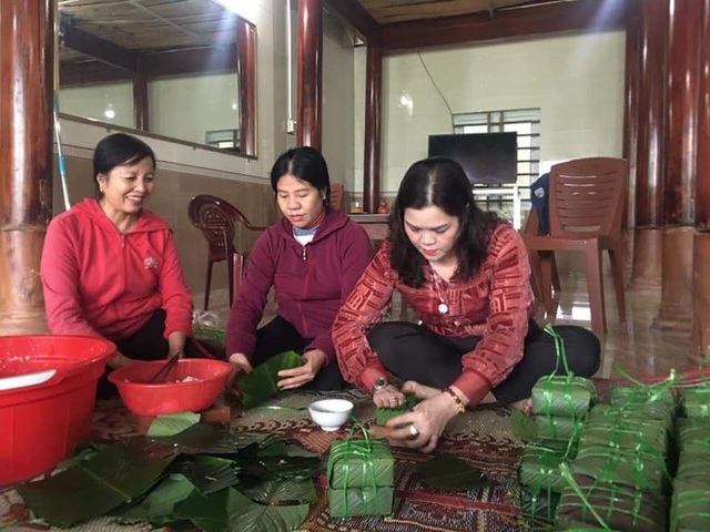 Người dân nhiều tỉnh thành chung tay gói hàng ngàn chiếc bánh chưng, bánh tét cứu trợ khúc ruột miền Trung - Ảnh 23.