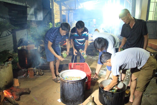 Người dân nhiều tỉnh thành chung tay gói hàng ngàn chiếc bánh chưng, bánh tét cứu trợ khúc ruột miền Trung - Ảnh 7.