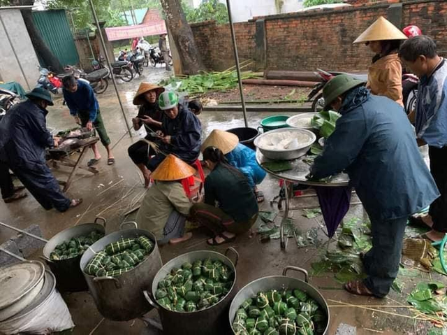 Người dân nhiều tỉnh thành chung tay gói hàng ngàn chiếc bánh chưng, bánh tét cứu trợ khúc ruột miền Trung - Ảnh 9.