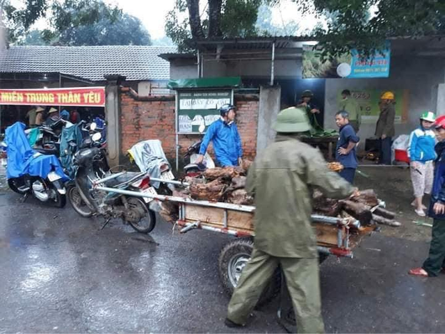 Người dân nhiều tỉnh thành chung tay gói hàng ngàn chiếc bánh chưng, bánh tét cứu trợ khúc ruột miền Trung - Ảnh 10.