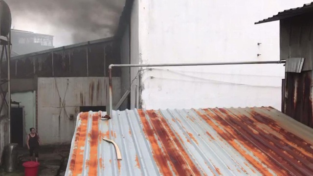  Cháy dữ dội tại một xưởng gỗ ở KCN Bình Chiểu  - Ảnh 1.