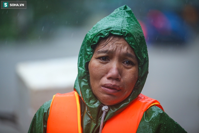  [Ảnh] Người phụ nữ ở Quảng Bình lao ra dòng nước lũ xin đồ ăn cho mẹ già bật khóc khi được cứu hộ khỏi ghe lật - Ảnh 2.