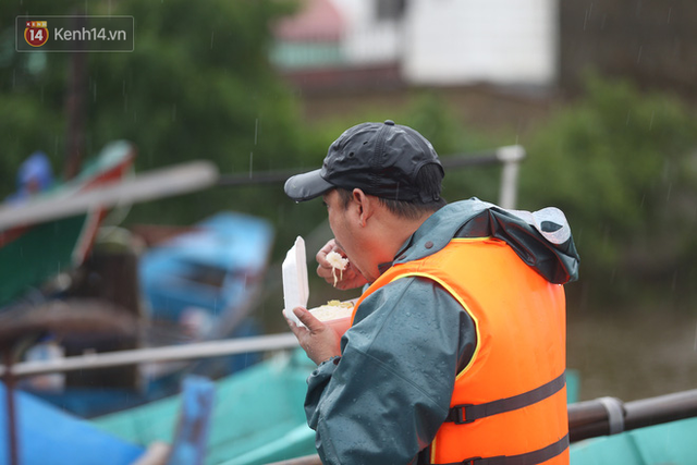 Tình người trong cơn lũ lịch sử ở Quảng Bình: Dân đội mưa lạnh, ăn mỳ tôm sống đi cứu trợ nhà ngập lụt - Ảnh 11.