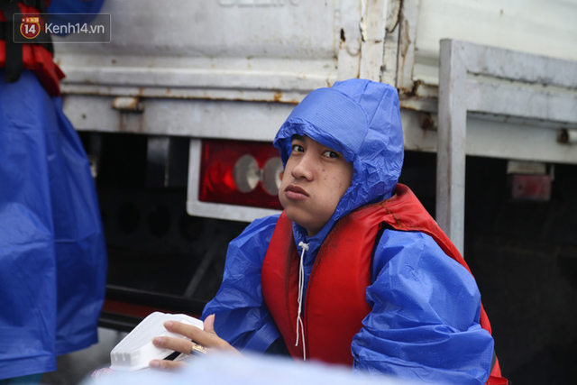 Tình người trong cơn lũ lịch sử ở Quảng Bình: Dân đội mưa lạnh, ăn mỳ tôm sống đi cứu trợ nhà ngập lụt - Ảnh 12.